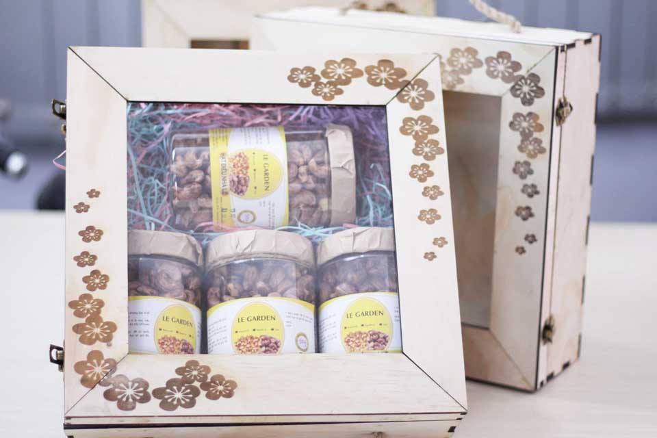 Hộp quà 2kg hạt điều đựng trong hộp gỗ dùng để biếu