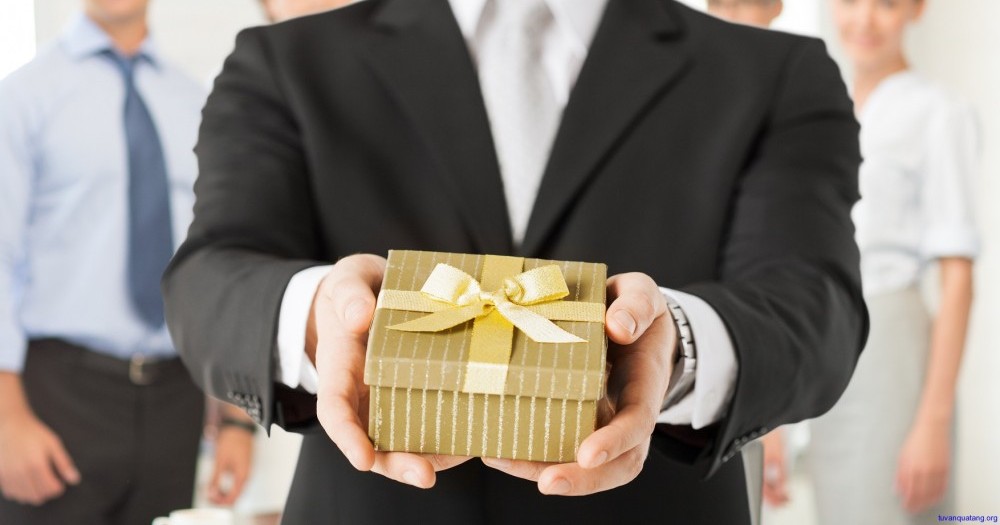 Quà tặng sếp ? Chúng ta nên tặng gì cho sếp đây?